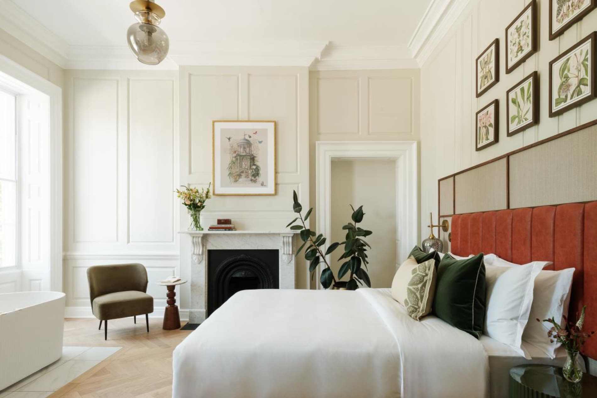 Chambre du Parade Hotel Bath avec tête de lit rouge, cheminée d'époque et fenêtre à guillotine géorgienne