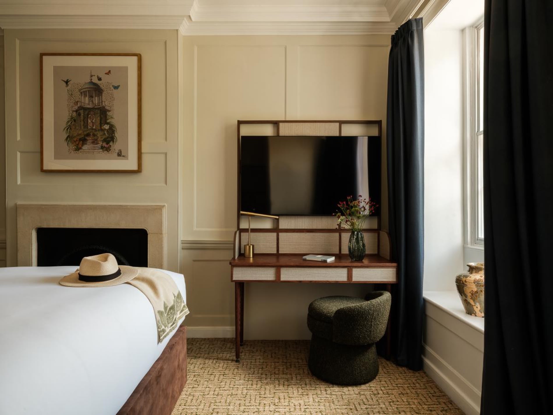 Habitación del Parade Hotel Bath con un sombrero sobre la cama, chimenea y cortinas oscuras