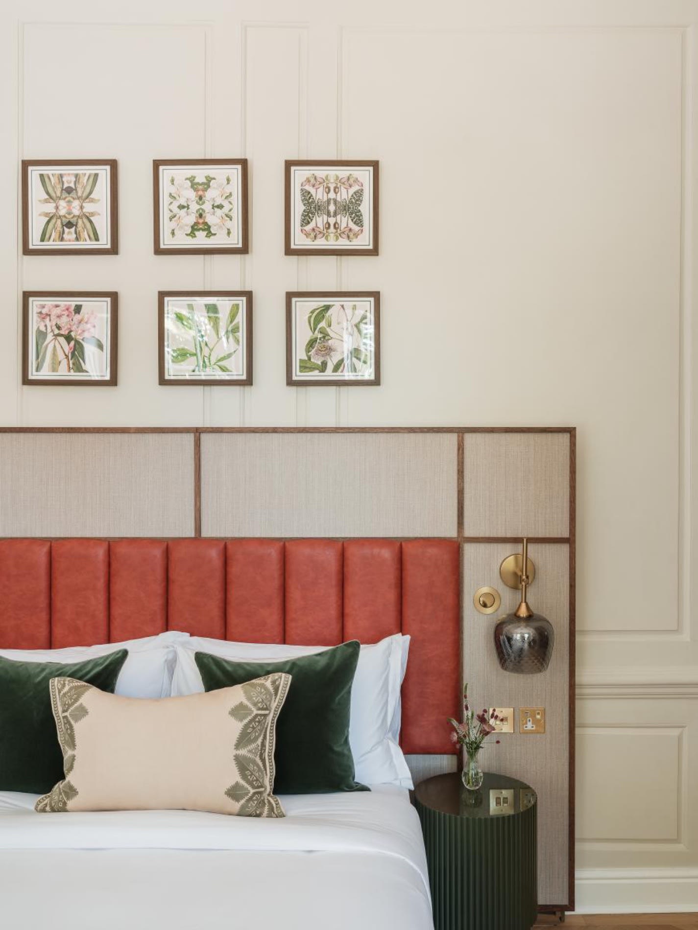 Cabecero rojo y grabados botánicos enmarcados en una habitación del Parade Hotel Bath