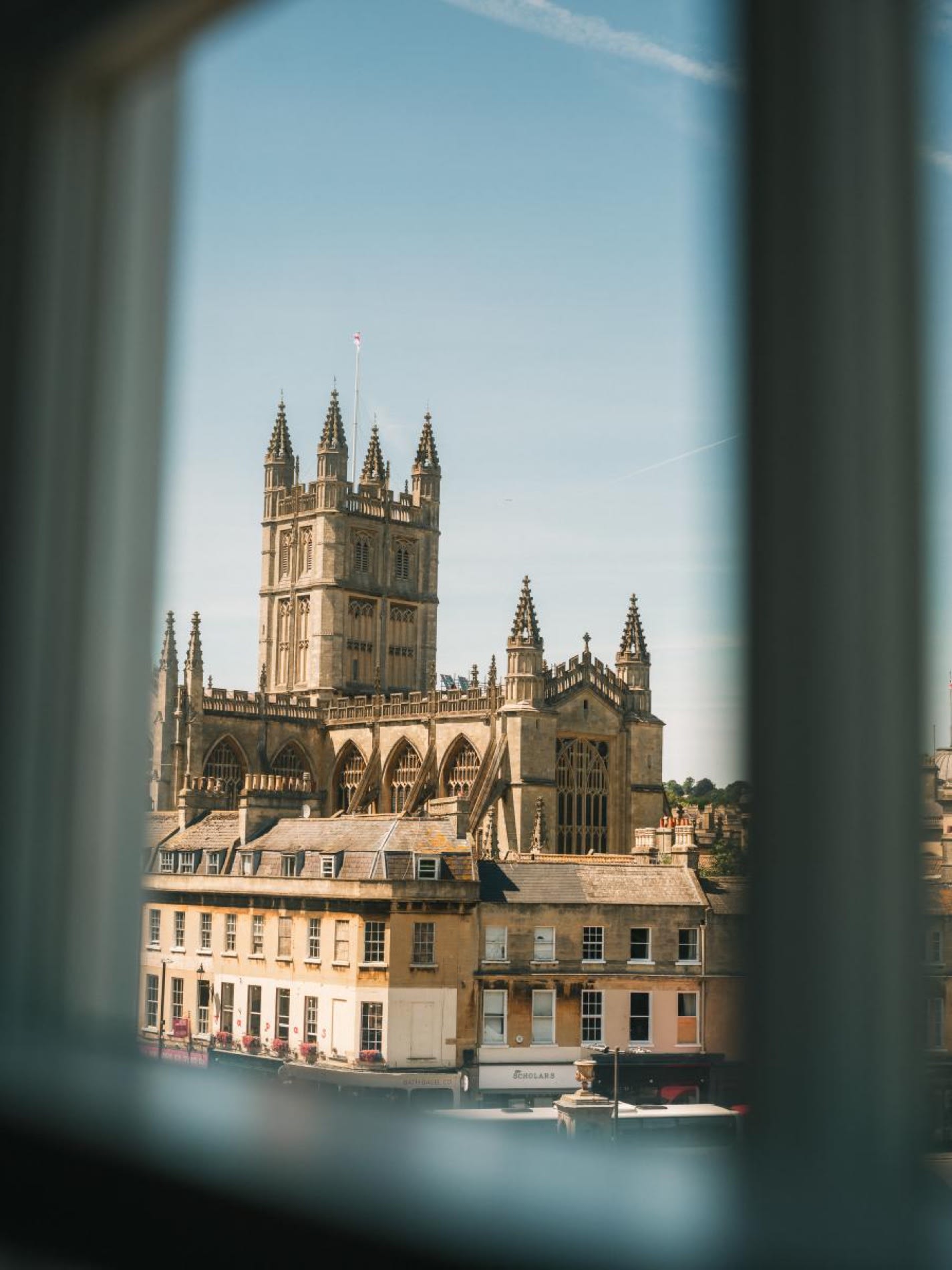 Chambre du Parade Hotel Bath avec tête de lit rouge, cheminée d'époque et fenêtre à guillotine géorgienne