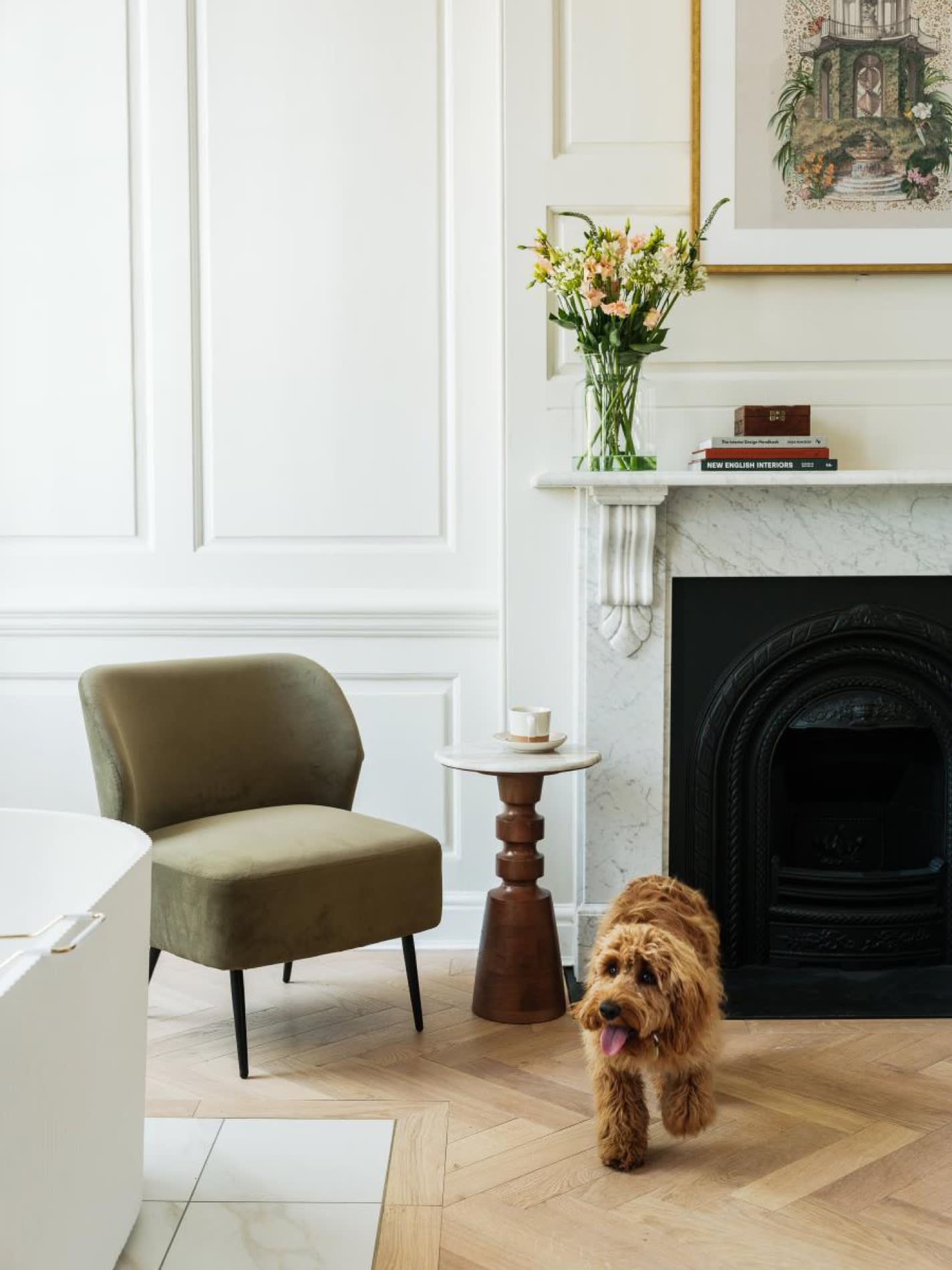 Perro frente a la chimenea de un salón del Parade Hotel Bath, sillón verde y flores