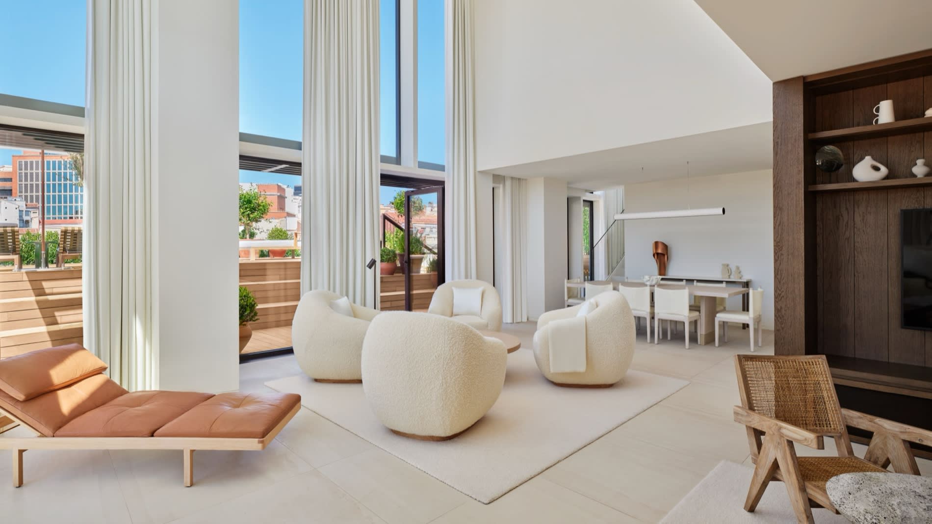 La terrasse du penthouse de The Madrid EDITION, canapé, parasol et piscine à débordement privée sur les toits de Madrid
