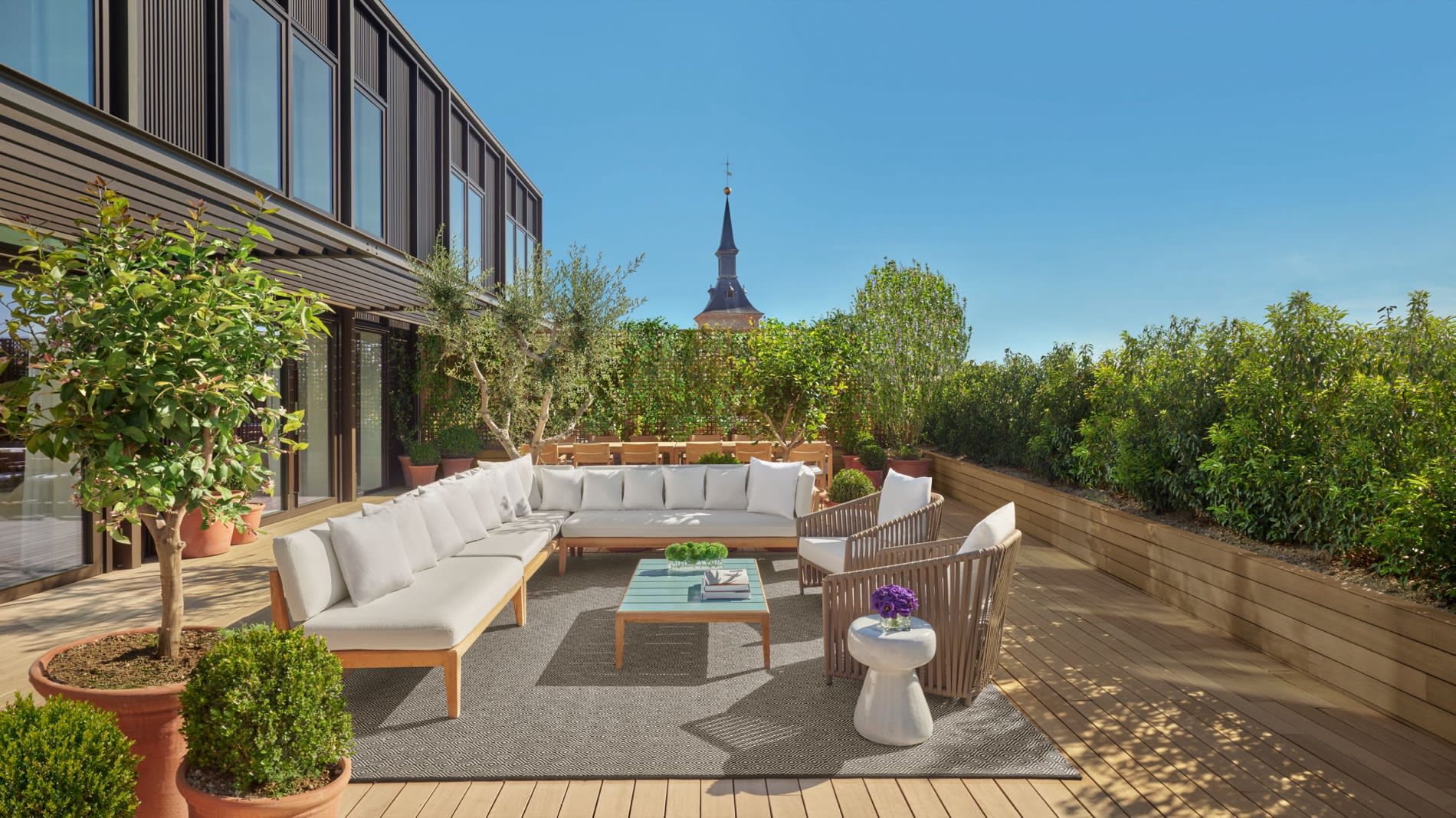 La terrasse du penthouse de The Madrid EDITION, canapé, parasol et piscine à débordement privée sur les toits de Madrid