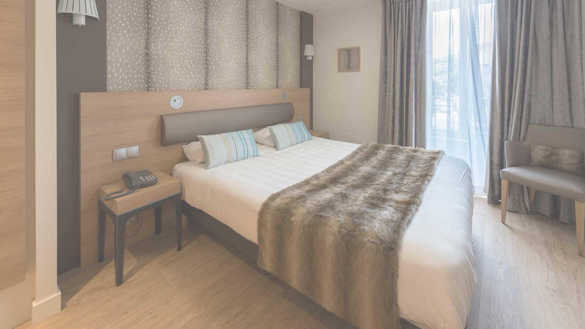 Une chambre du Grand Hôtel des Bains, avec sa couverture en fourrure et son balcon, à Salins-les-Bains dans le Jura