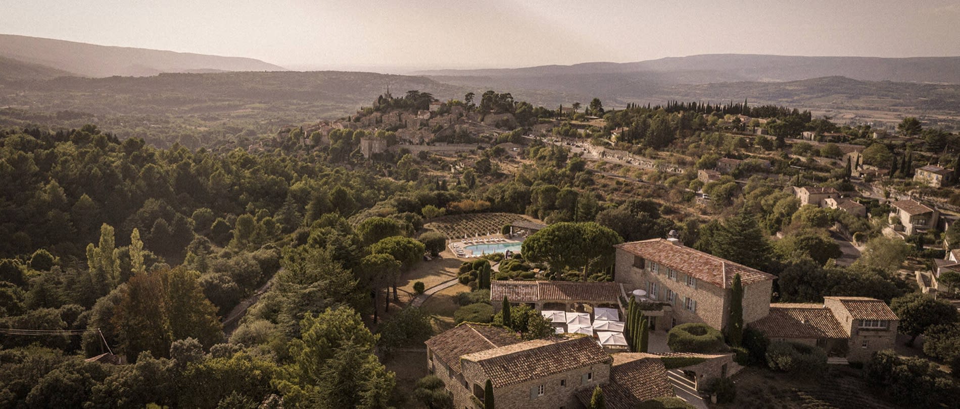 Les piscines extérieures de Capelongue, sur le plateau des Claparèdes, face au village de Bonnieux dans le Luberon