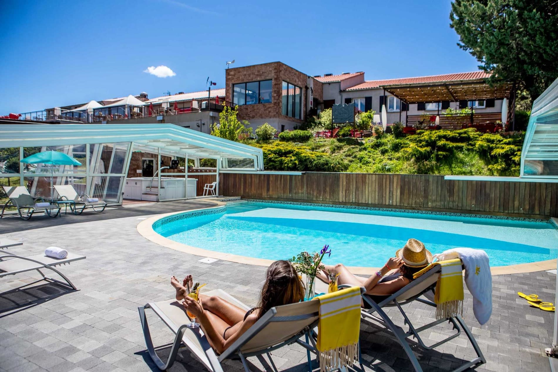 La piscine chauffée et les terrasses de l'Hôtel & Spa des Gorges du Verdon, face au cirque de montagnes, à La Palud-sur-Verdon