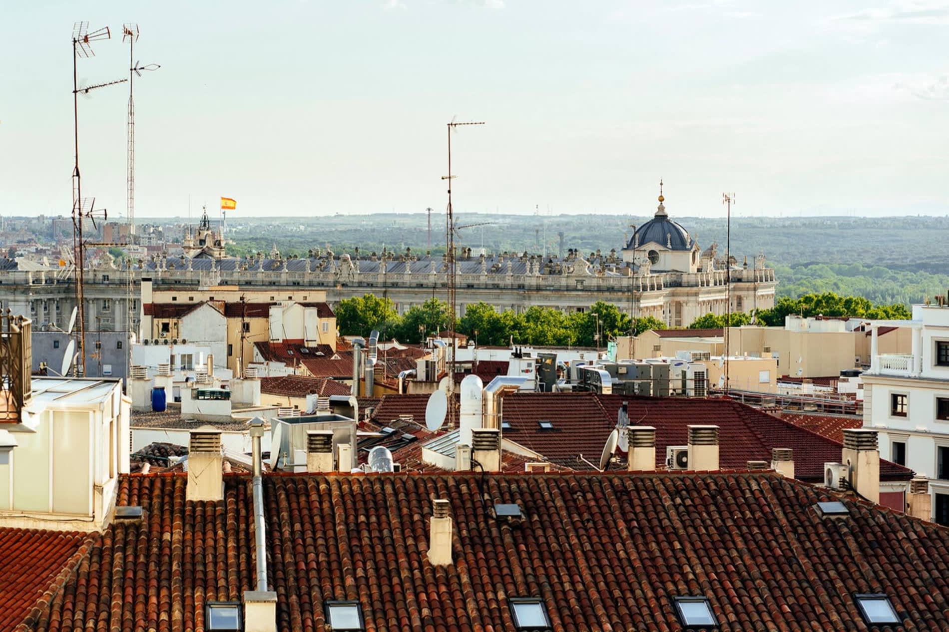 Vue depuis les etages hauts de Casa Verbena Madrid sur les toits de tuiles du centre, le Palais royal et la coupole de la cathedrale de l'Almudena