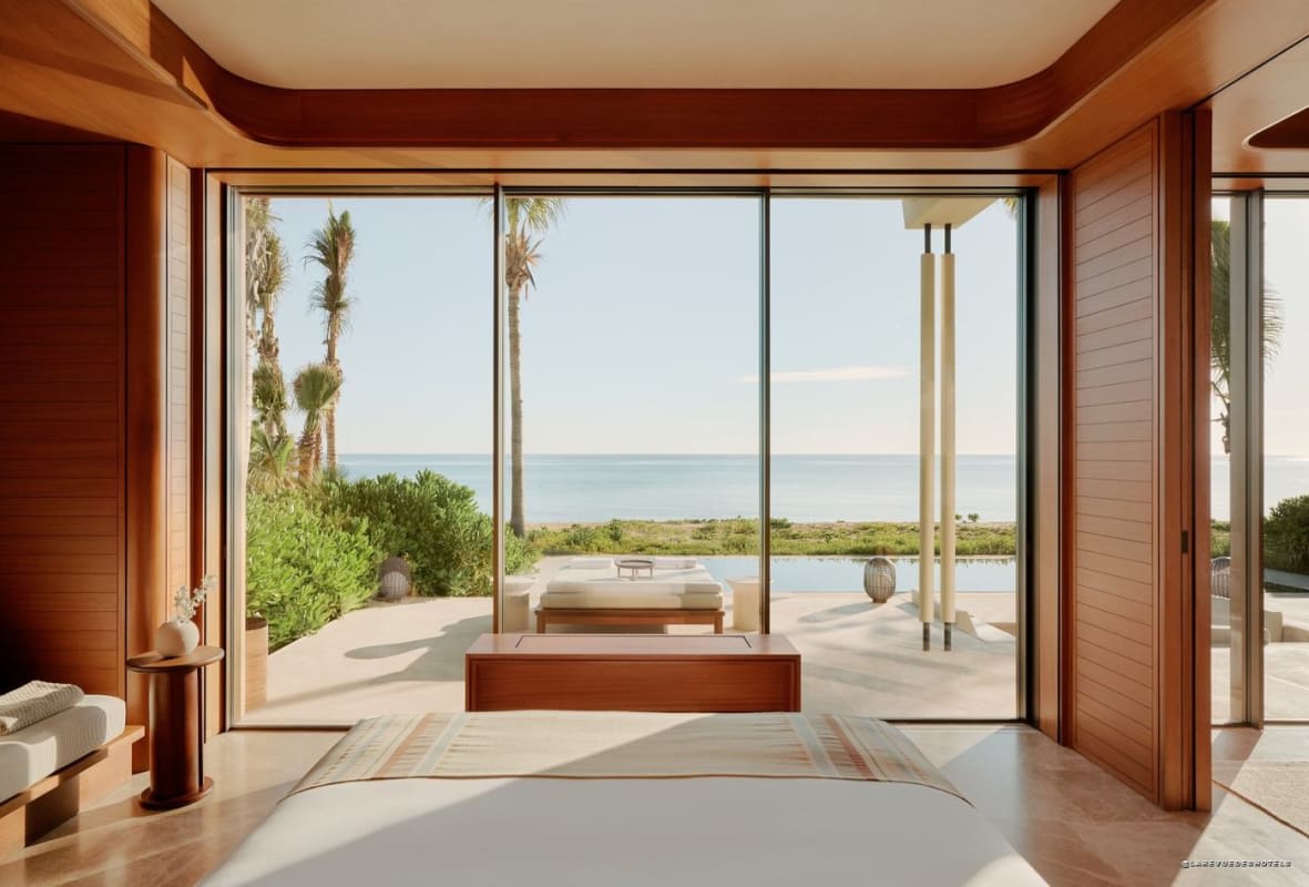 Dormitorio de una Casita de Amanvari abierto a su terraza y al mar de Cortés
