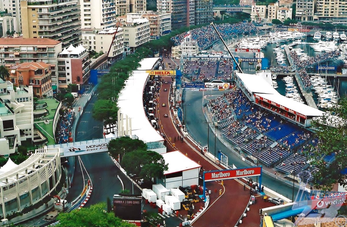 Le port de Monte-Carlo et ses tribunes pendant le Grand Prix de Monaco