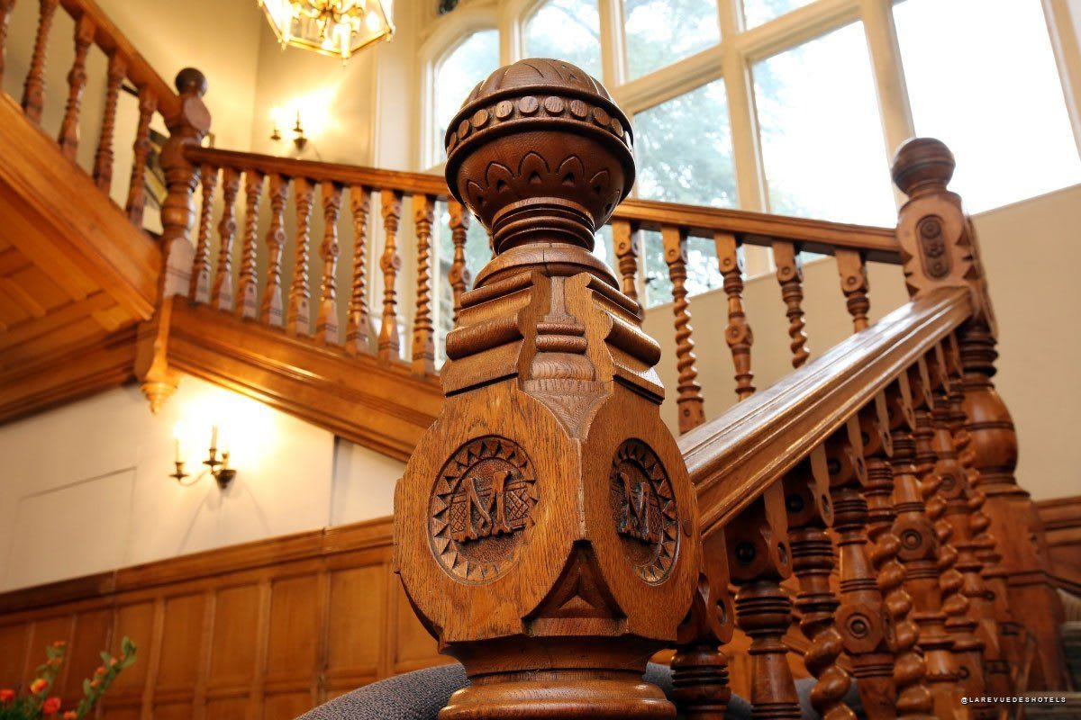 L'escalier victorien en chêne sculpté de Hartsfield Manor