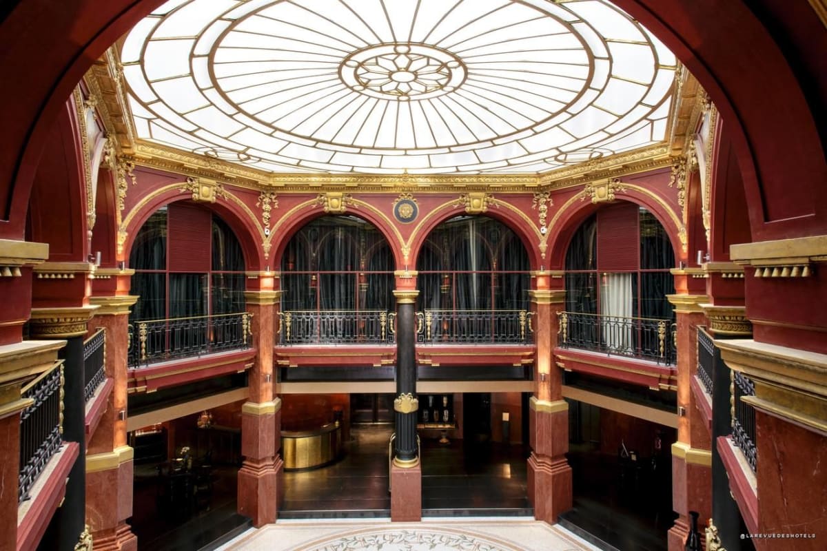 L'atrium de l'Hôtel Banke Opéra sous sa verrière, ancien hall bancaire