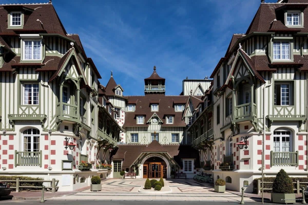 La fachada de entramado de madera y los tejados del Hôtel Barrière Le Normandy en Deauville