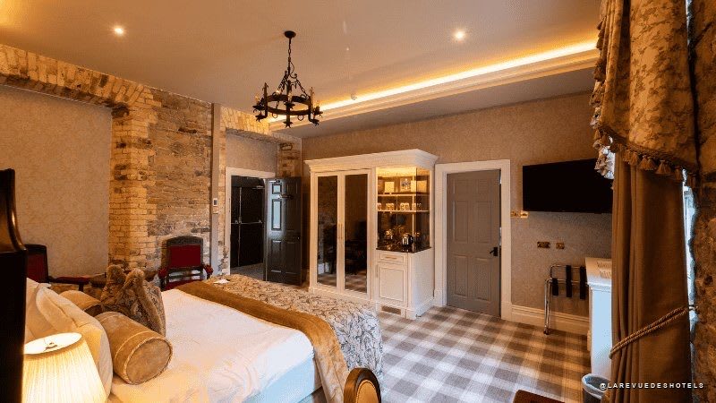 Chambre rénovée de l'aile Abbey du Kinnitty Castle Hotel, pierre apparente et tartan