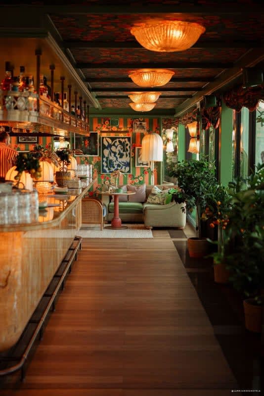 La salle fleurie du restaurant Golden Poppy à l'hôtel La Fantaisie, Paris
