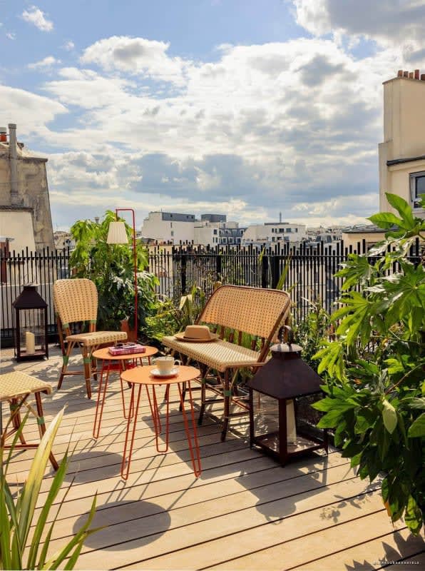 La terrasse rooftop de l'hôtel La Fantaisie et les toits de Paris