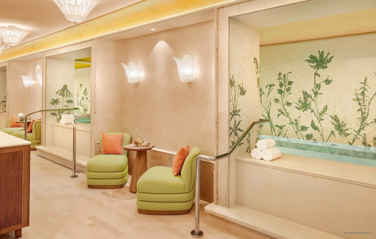 Le salon du spa de l'hôtel La Fantaisie et sa fresque végétale