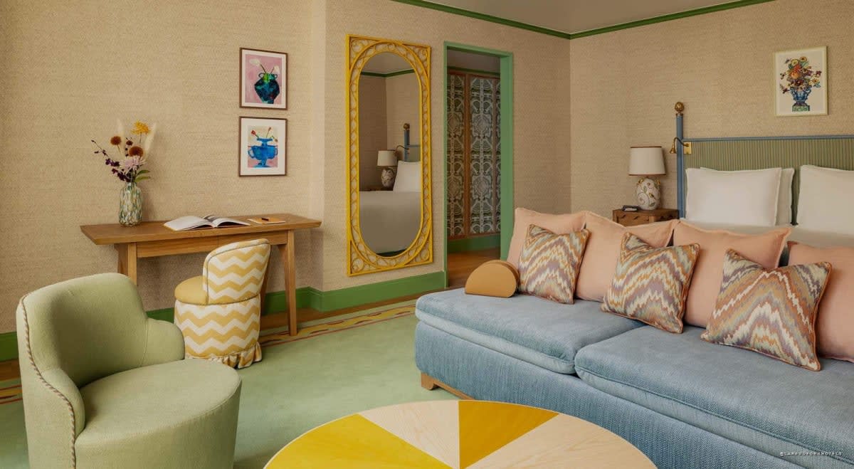 Le salon d'une suite de l'hôtel La Fantaisie à Paris, canapé bleu et tons pastel