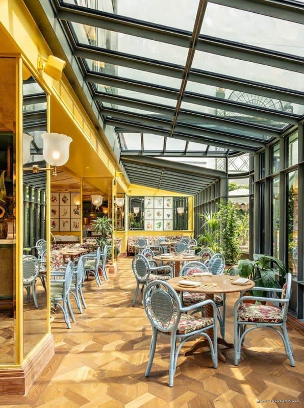 La verrière jaune du restaurant Golden Poppy à l'hôtel La Fantaisie