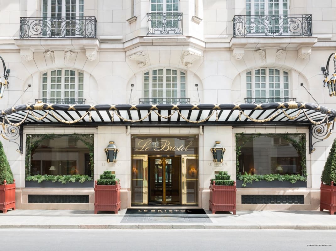 La façade fleurie du Bristol Paris, palace de la rue du Faubourg Saint-Honoré