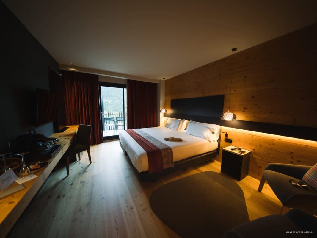 La façade du Lodge Park Hotel & Spa à Soldeu, en Andorre, l'été