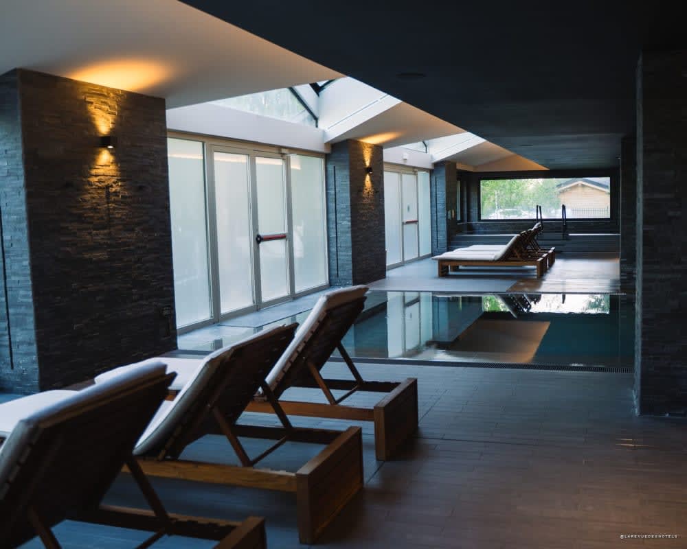 La façade du Lodge Park Hotel & Spa à Soldeu, en Andorre, l'été