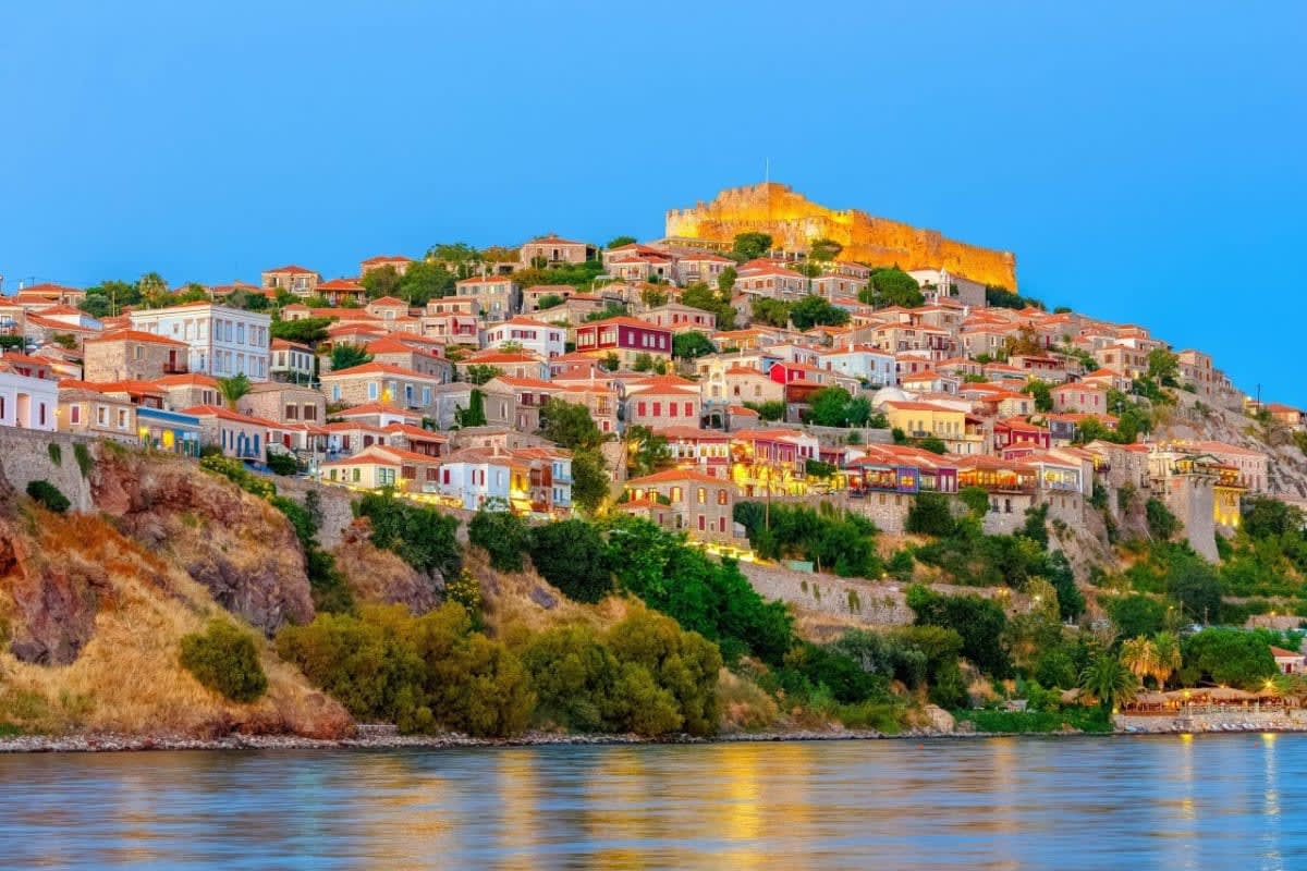 El pueblo de Mólivos, en Lesbos, y su fortaleza genovesa sobre las casas de piedra