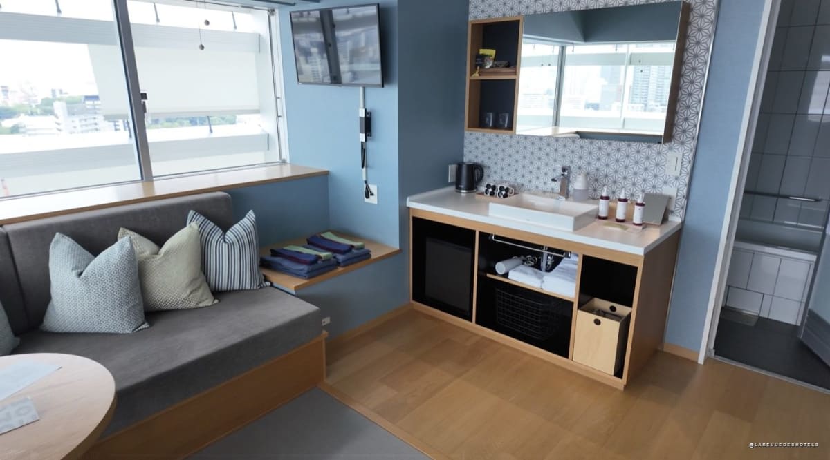 Chambre de l'OMO7 Osaka avec banquette et vue panoramique sur la ville