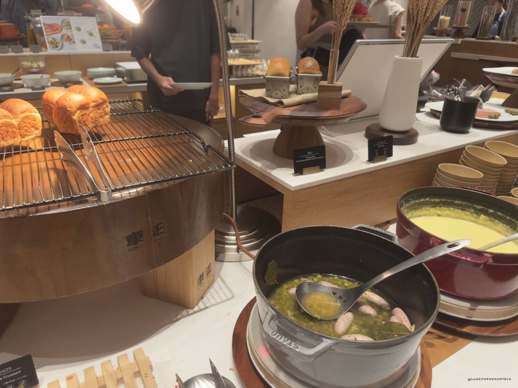 Le buffet du petit-déjeuner de l'OMO7 Osaka, pains grillés et légumes frais