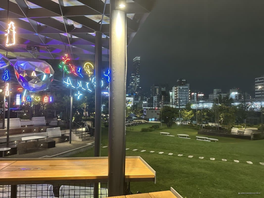 Le jardin Miya-green de l'OMO7 Osaka illuminé pendant la soirée Pikapika Night