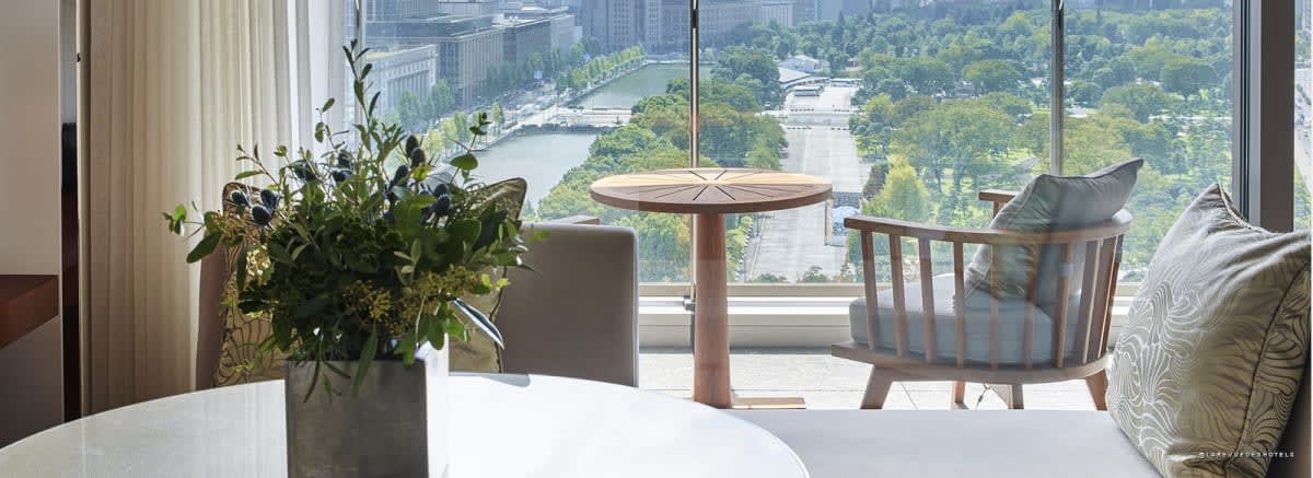 Chambre Deluxe avec balcon du Palace Hotel Tokyo, vue sur les jardins du Palais impérial