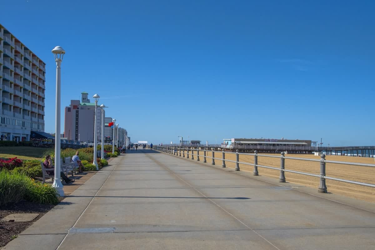 Le boardwalk de Virginia Beach bordé d'hôtels face à l'océan