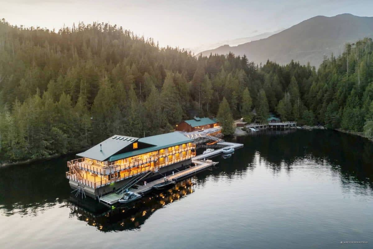 Vue aérienne du Wahous Wilderness Lodge flottant dans la crique de Quait Bay, Colombie-Britannique