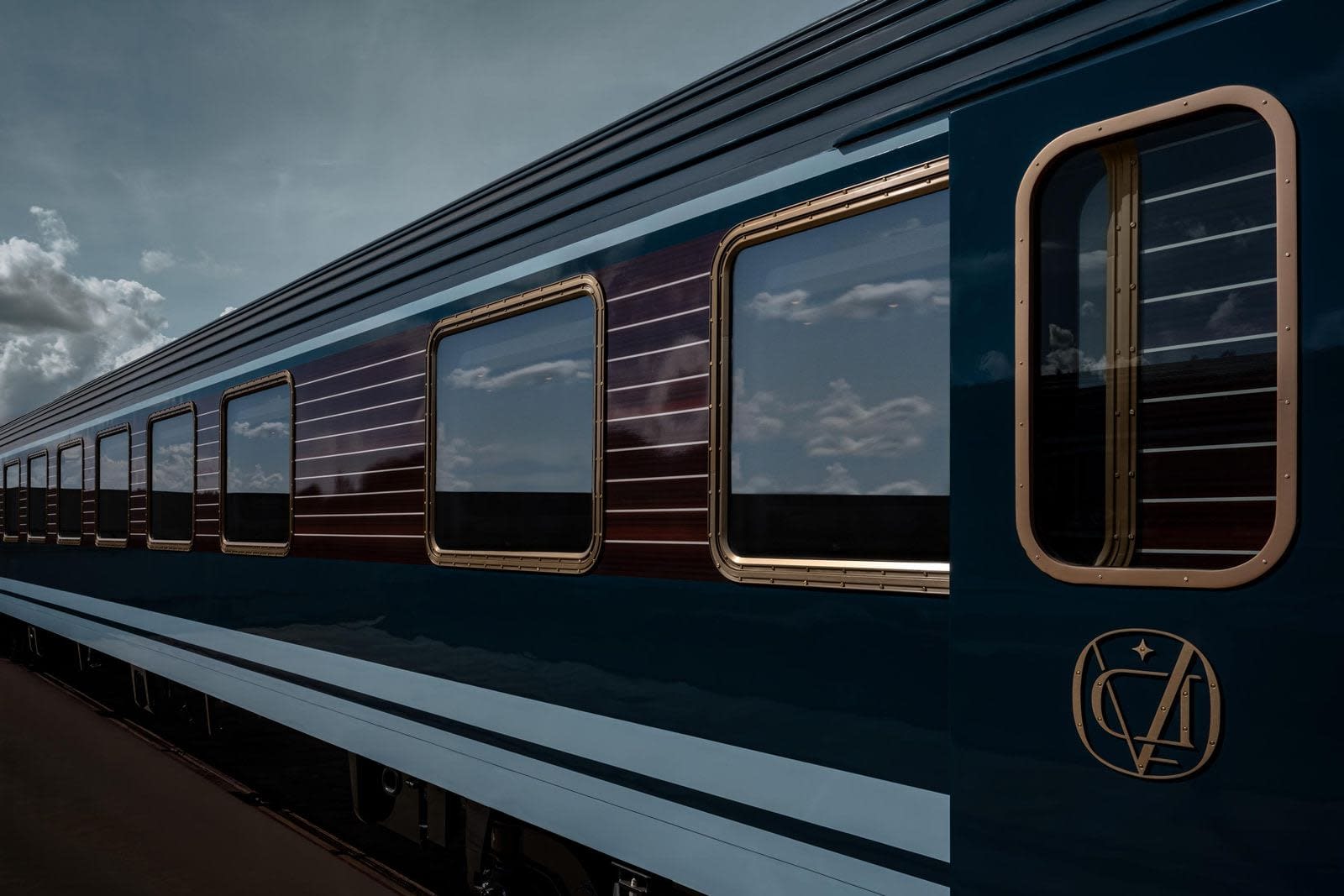 La Dolce Vita Orient Express, le nouveau train-hôtel de luxe italien et sa livrée emblématique