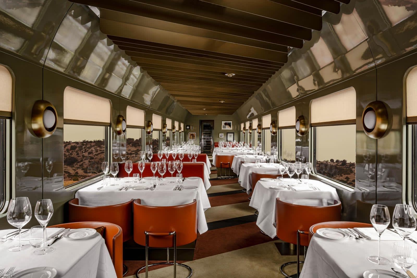 Le train de luxe La Dolce Vita Orient Express traversant les paysages d'Italie