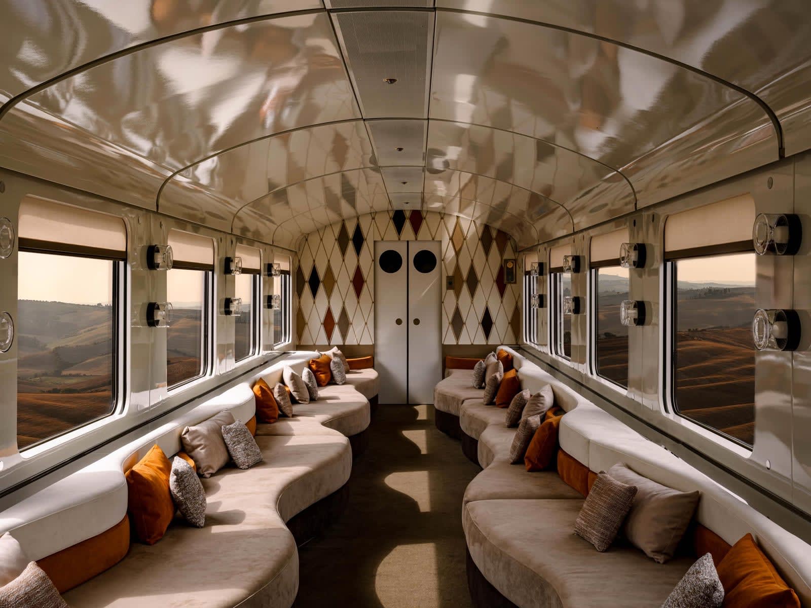 Wagon-bar (bar car) du train-hôtel La Dolce Vita Orient Express dans l'esprit des années 1960