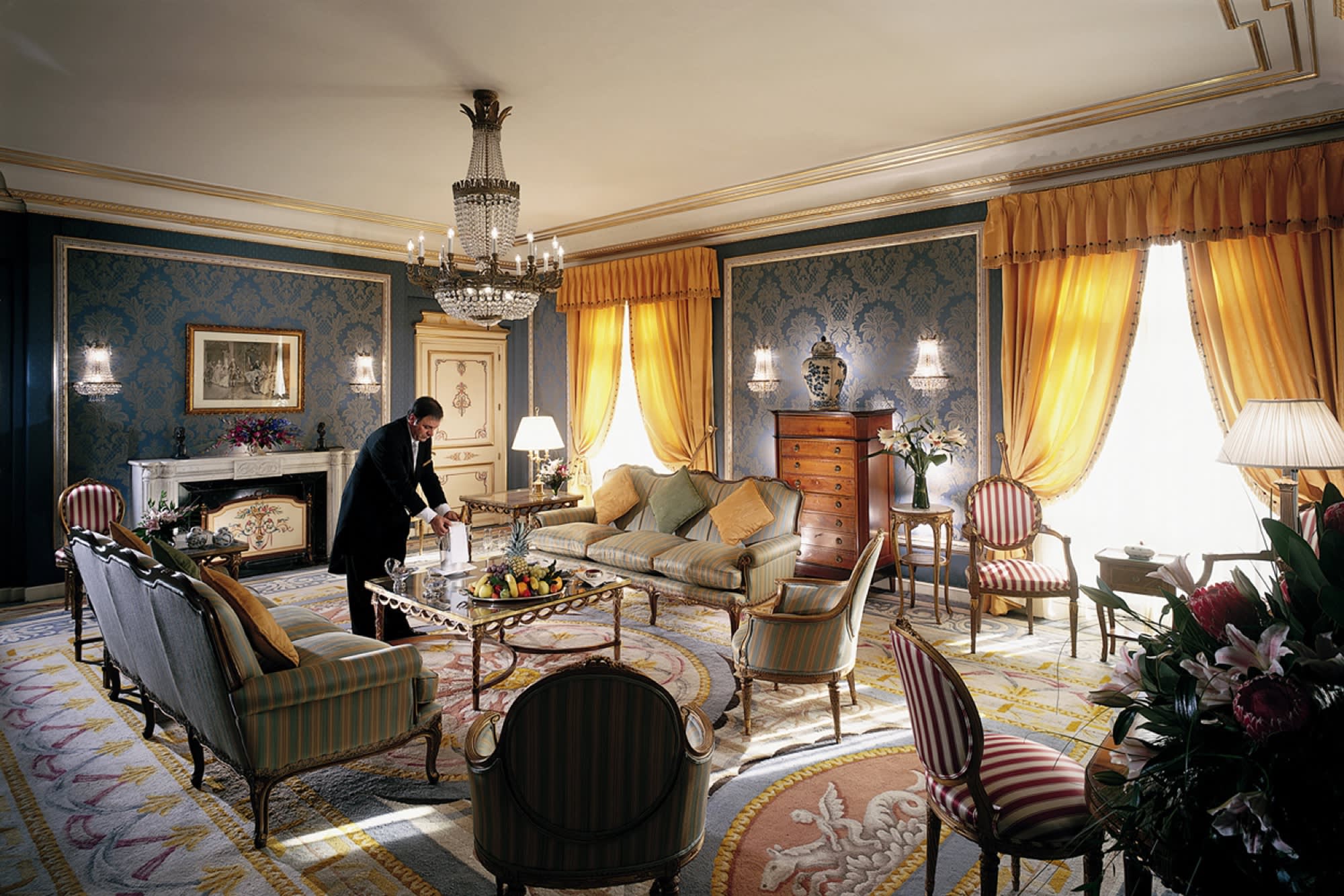 Un membre du personnel prépare un salon dans un grand hôtel madrilène