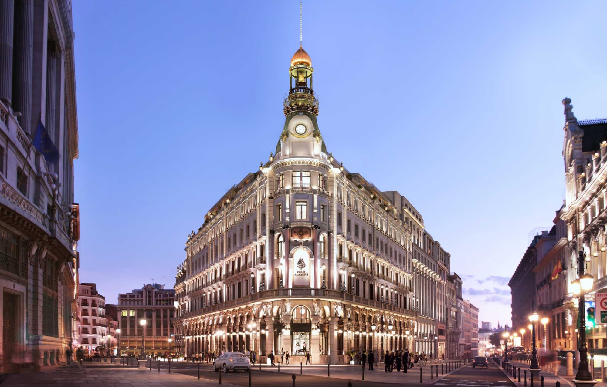 Le Four Seasons Madrid illuminé dans le Centro Canalejas