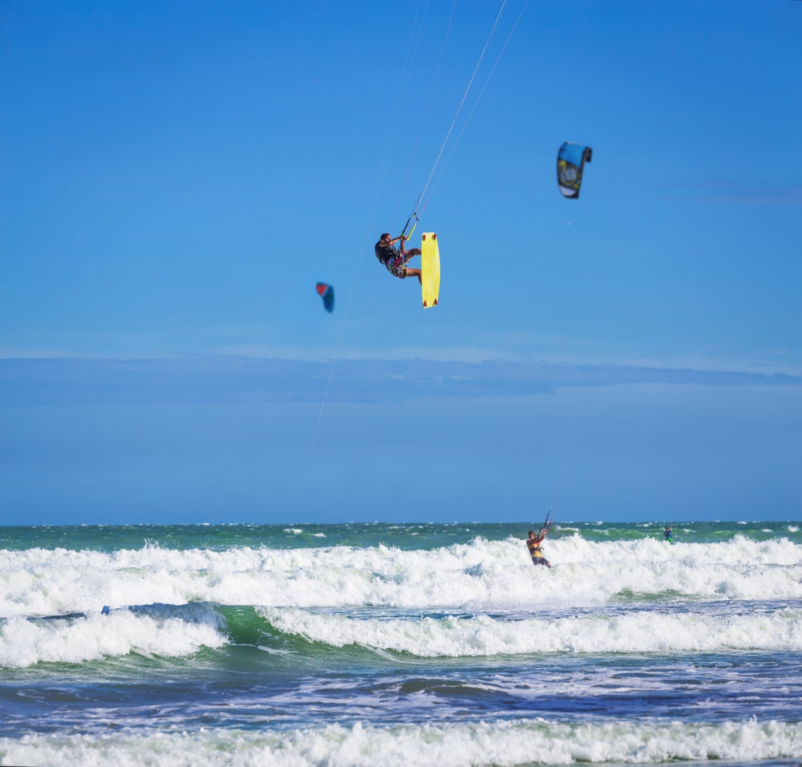 Kitesurf dans la baie de Mui Ne, capitale asiatique de la glisse, au Vietnam