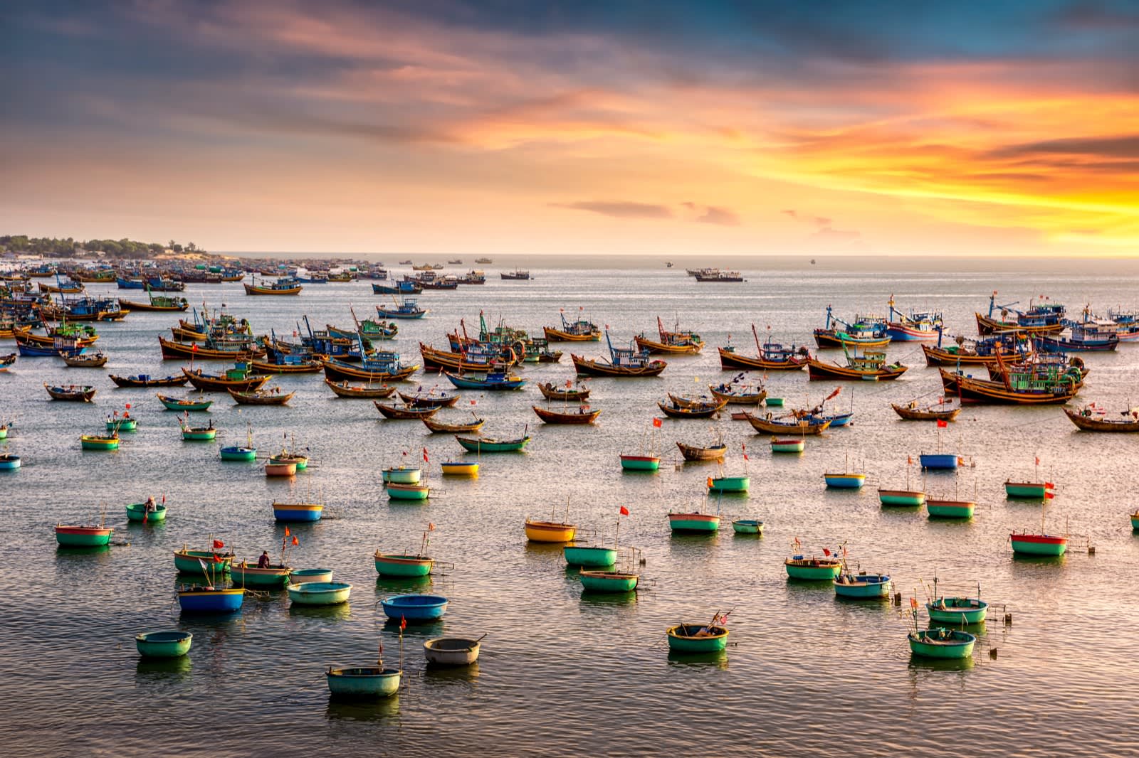 Les thung chai, barques rondes des pêcheurs de Mui Ne, au coucher du soleil