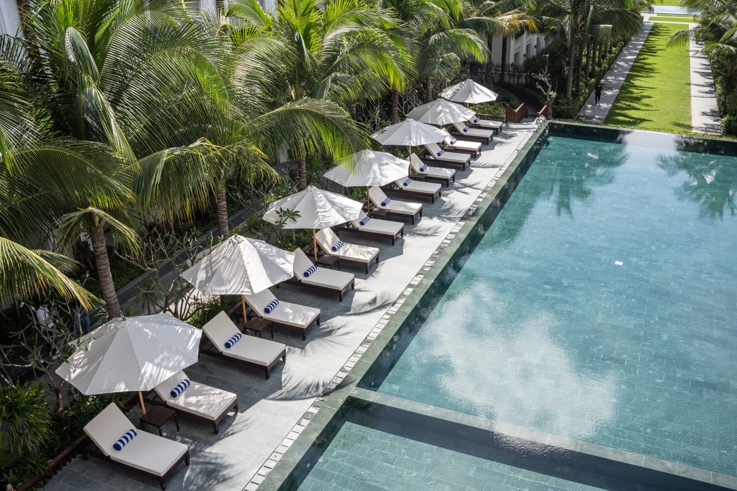 La piscine de The Anam Mui Ne bordée de transats