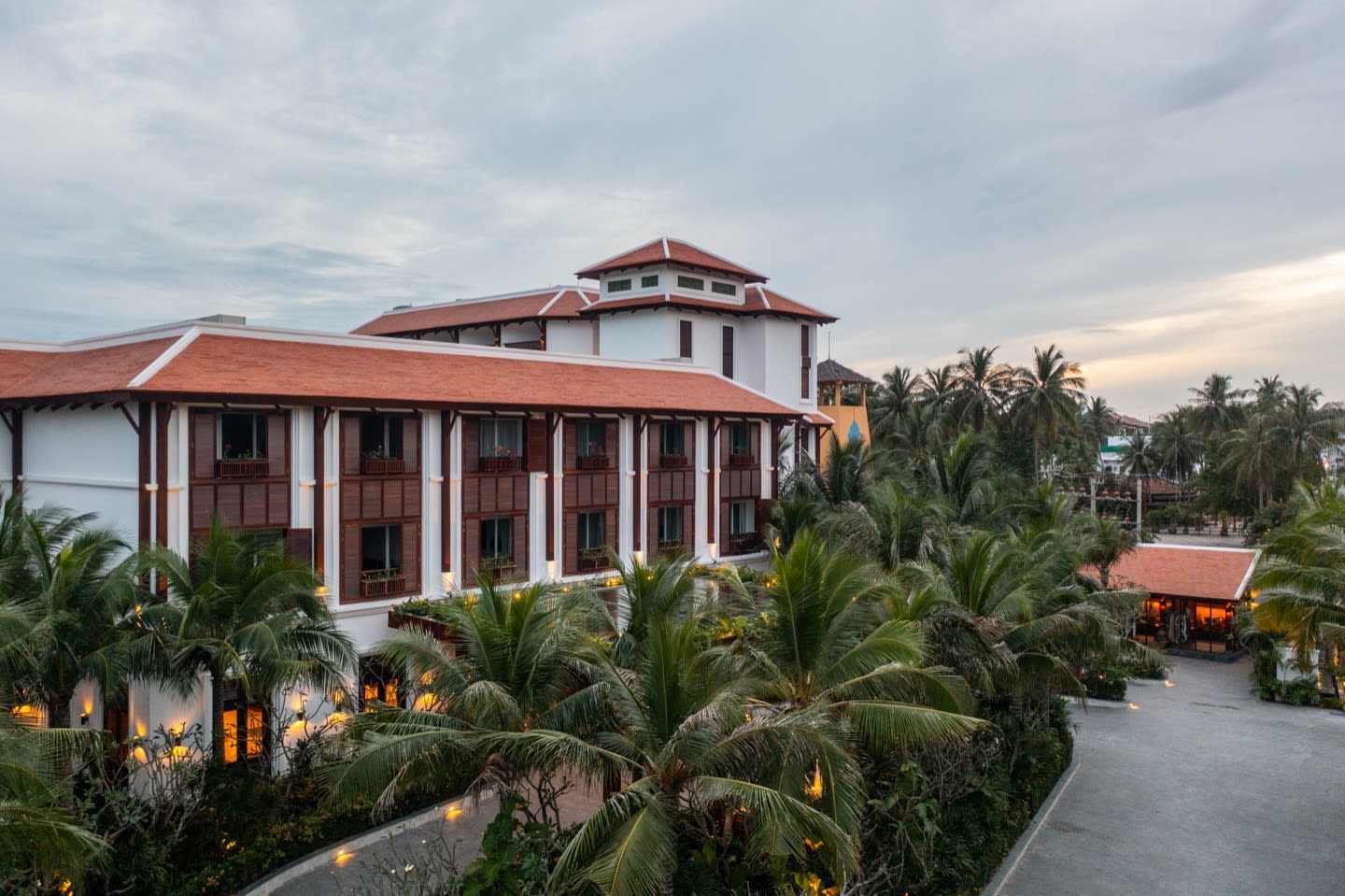 L'architecture Indochine de The Anam Mui Ne au crépuscule