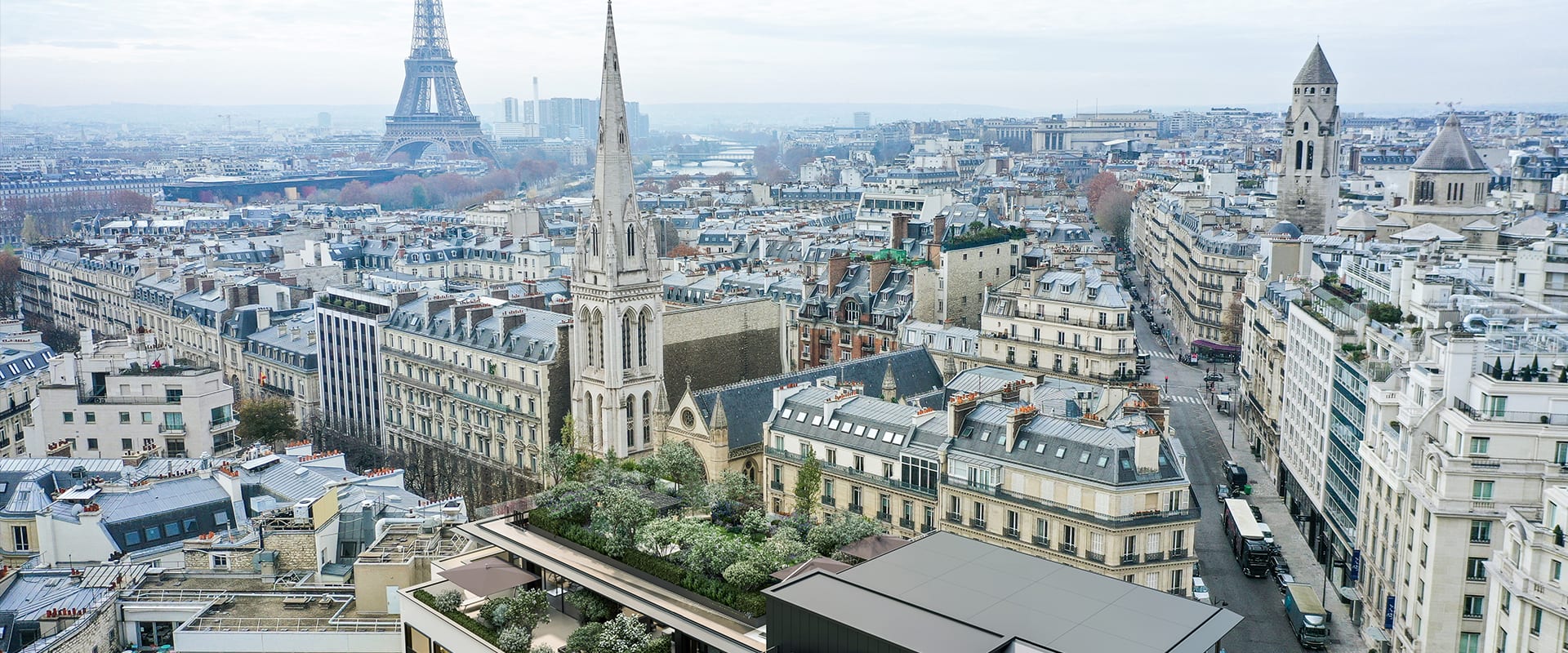 Le rooftop du Bulgari Hotel Paris avec vue sur la tour Eiffel et les toits parisiens