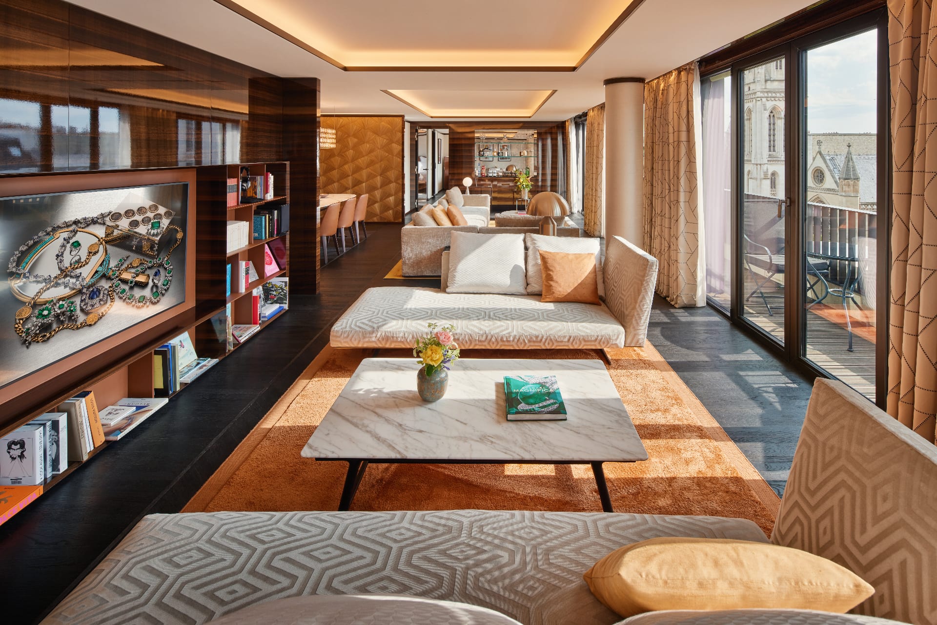 Le salon d'une suite Bvlgari au Bulgari Hotel Paris, décor résidentiel et matériaux nobles
