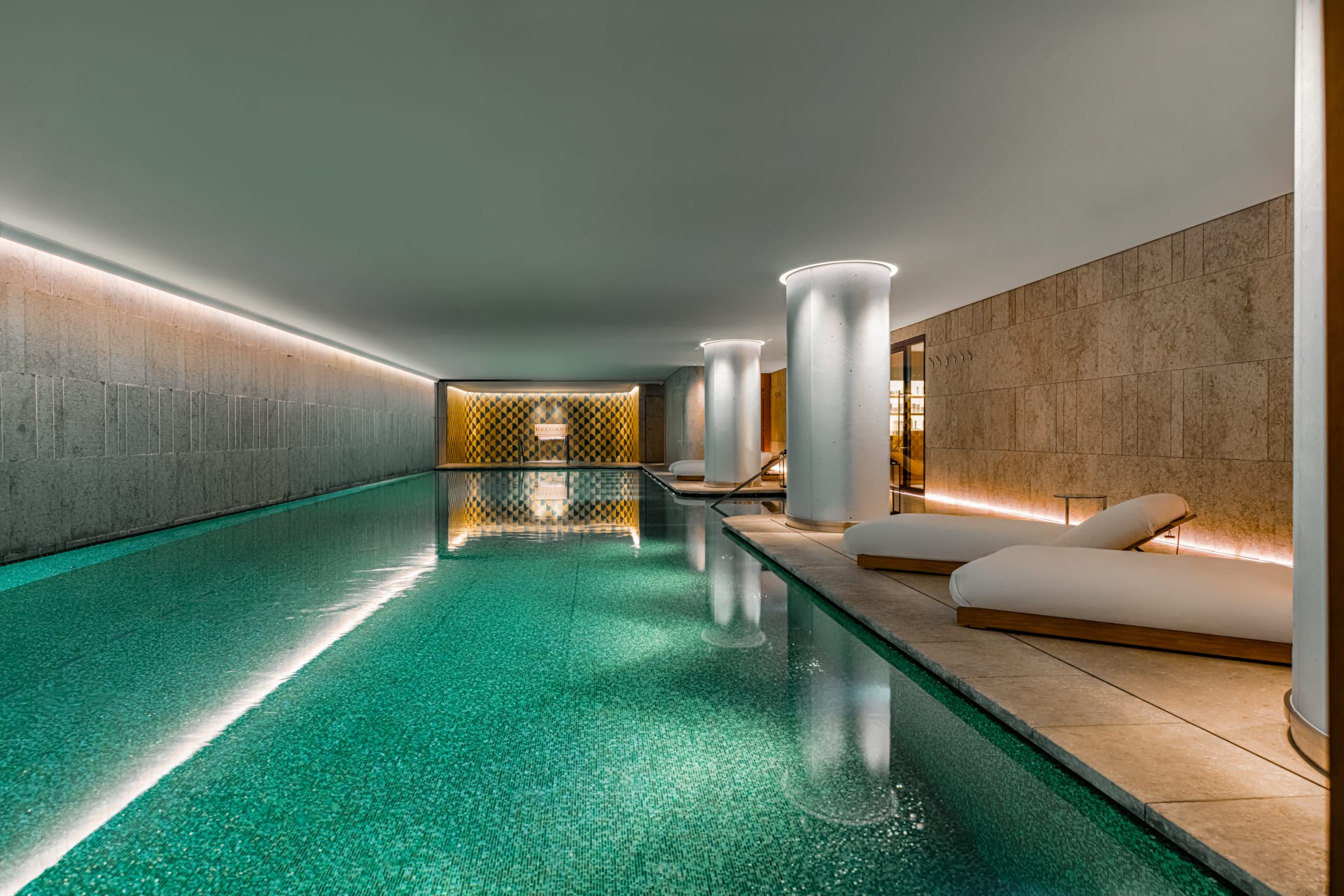 La piscine de 25 mètres du Bvlgari Spa au Bulgari Hotel Paris