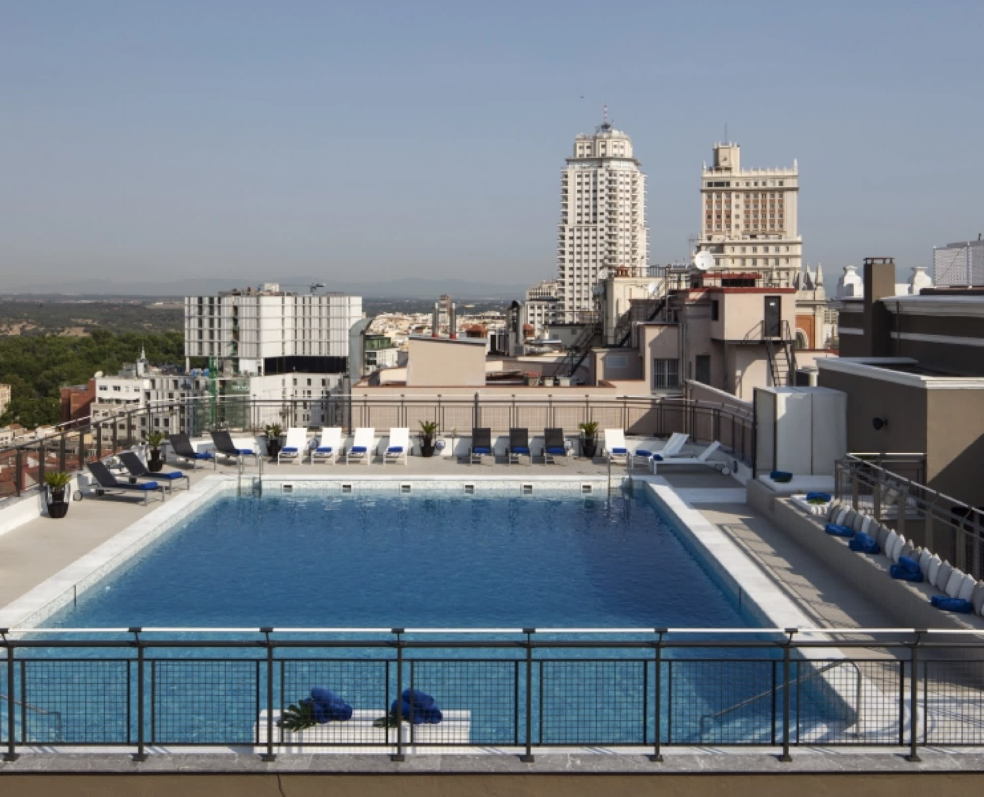 Piscine panoramique du rooftop de l'Hotel Emperador avec vue sur Madrid