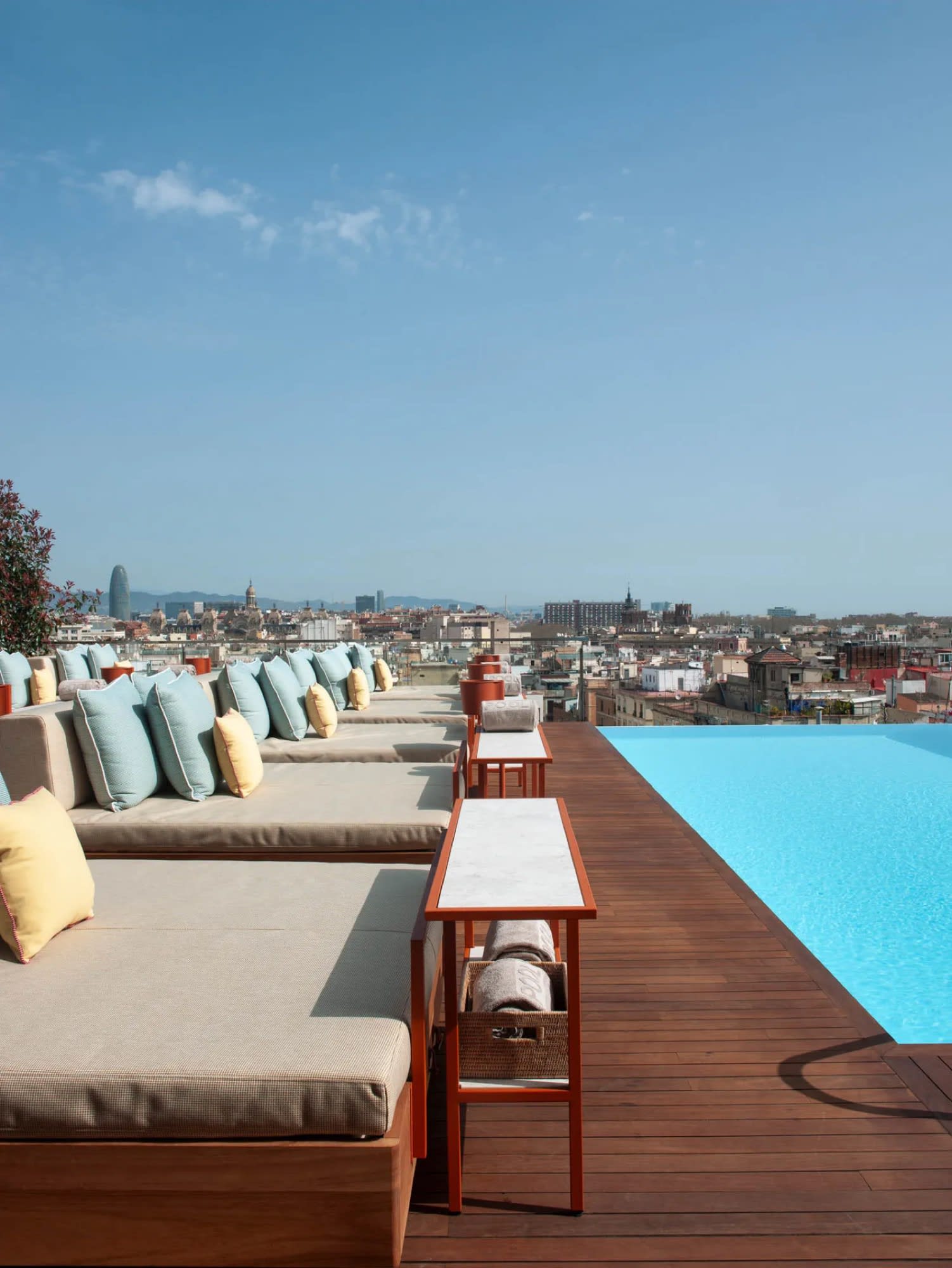Piscine à débordement sur le toit du Grand Hotel Central, Barcelone