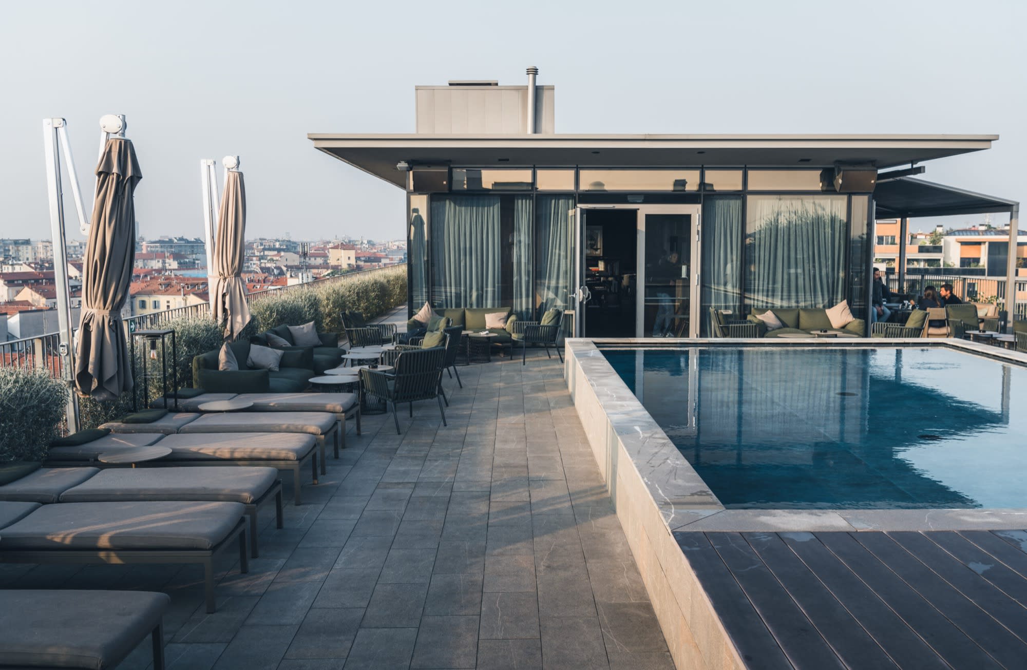 Piscine sur le toit de l'Hotel VIU Milan avec vue sur Milan
