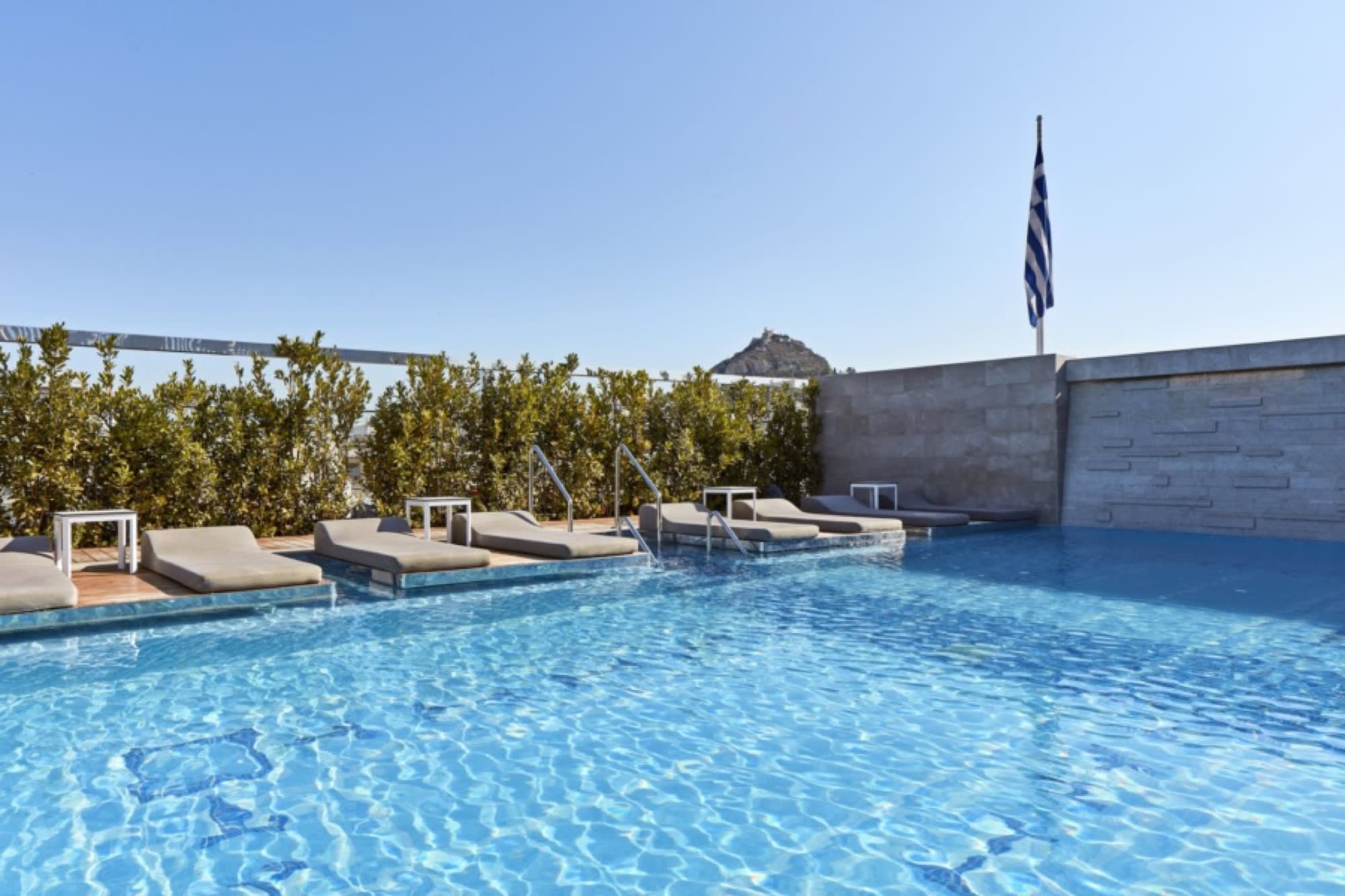 Piscine sur le toit de l'Electra Metropolis à Athènes