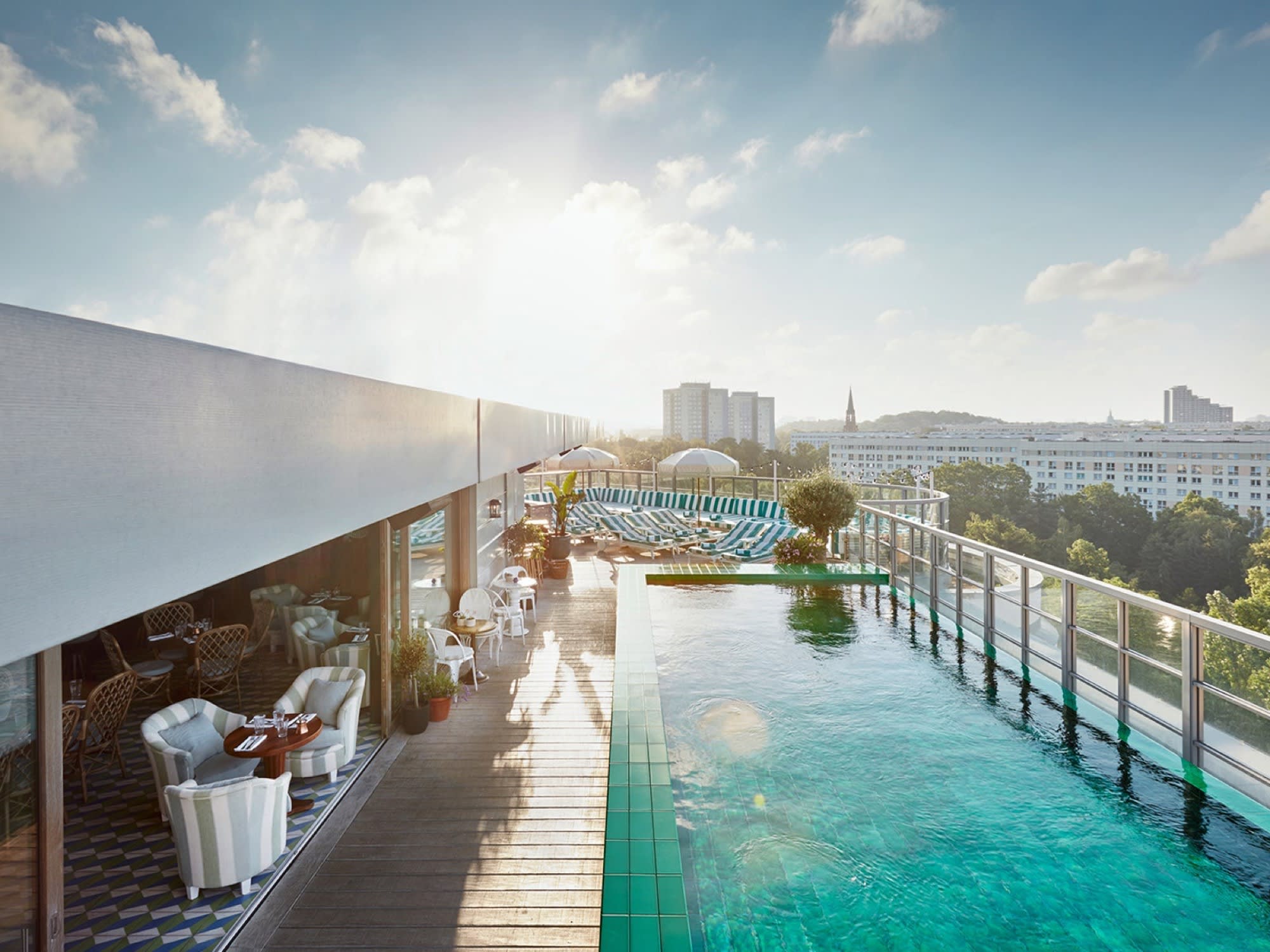 Piscine sur le toit du Soho House Berlin avec vue sur la ville