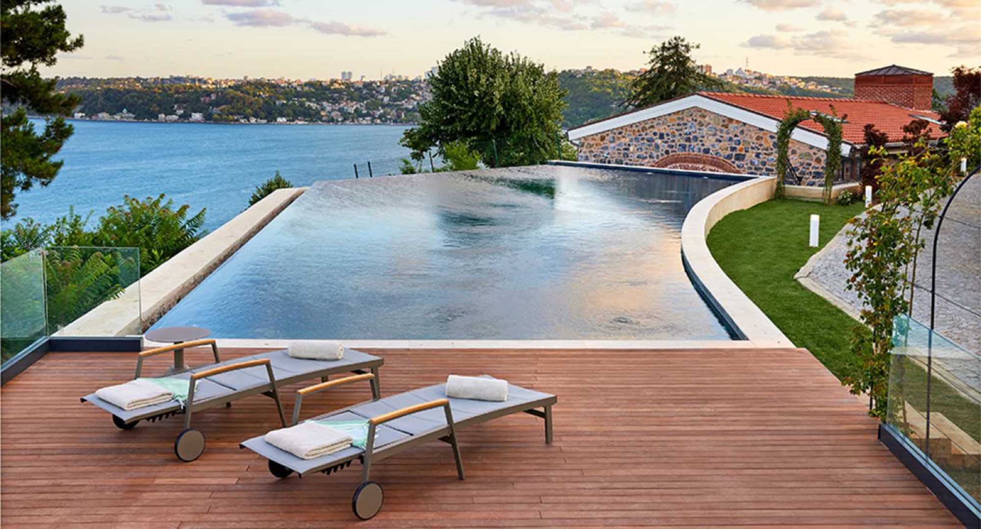 Piscine à débordement face au Bosphore à l'Anantara Kocataş Mansions, Istanbul